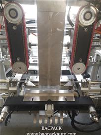 The background of making gusseted device in vertical packing machine